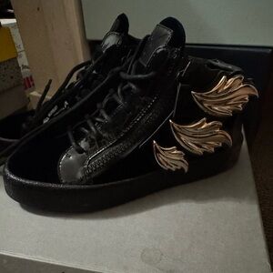 Stylish Black and Gold Men's Sneakers